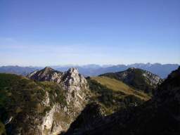 04-10-24 Wendelst5 Hoehleneingang Richtung Wildalpjoch.JPG